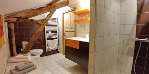 een badkamer met een wastafel en een toilet. bij La Vayssade - Gîte de Charme - 6 pers - Piscine Jacuzzi & Truffes in Lalbenque