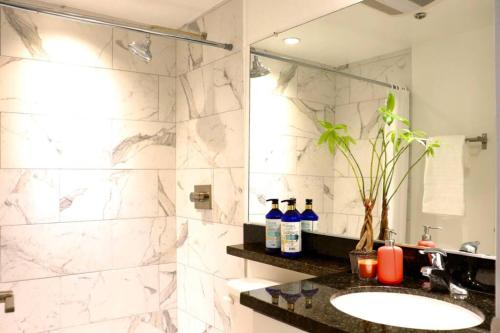 HEART OF WEST HOLLYWOOD MODERN SUITE 2 BEDROOM 2 BATH