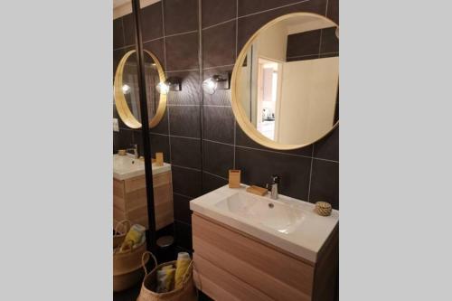 une salle de bain avec un lavabo et un miroir dans l'établissement Charmant Mazet Haut de Gigaro, face à la pinède, à La Croix-Valmer