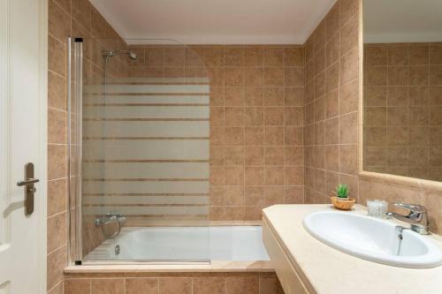 Ванная комната в Royal Apartment w/shared pool, terrace &A/C