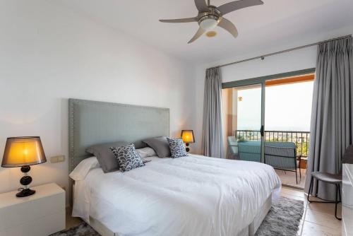 Säng eller sängar i ett rum på Royal Apartment w/shared pool, terrace &A/C