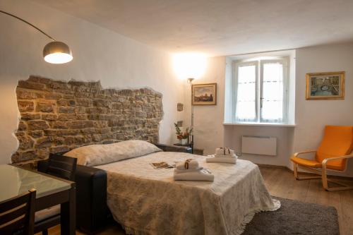 una camera da letto con un letto e due asciugamani di Mamo Florence - Proconsolo Bargello Apartment a Firenze