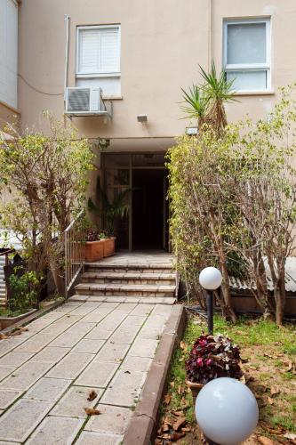 una casa con una escalera que conduce a un edificio en Cozy Studio "De Shalit", en Herzelia 
