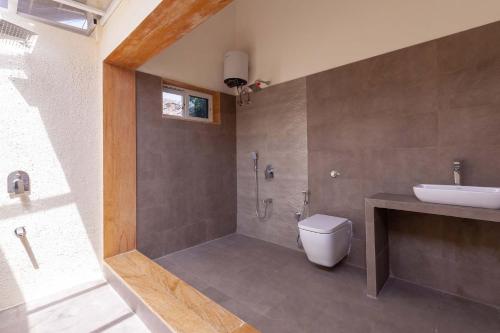 Ένα μπάνιο στο StayVista's Santoni Farms - Riverside Bliss with Pool, Orchard & Activities