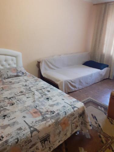 a room with two beds in a room with a bedskirts at Первомайская. Посуточная уютная квартира in Sumy