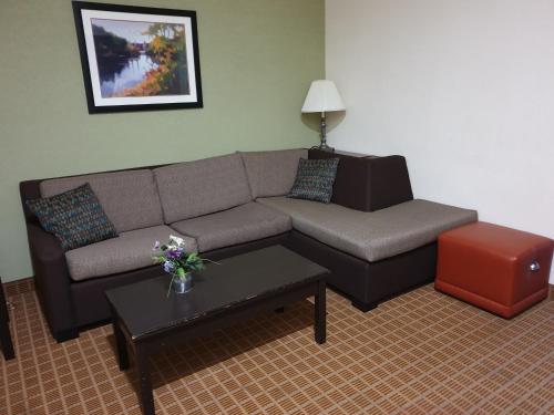 Area soggiorno di Hawthorn Extended Stay by Wyndham Kingsland