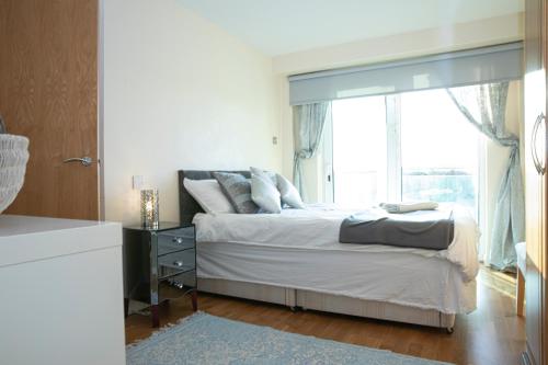 Säng eller sängar i ett rum på Tranquil Apartment with Stunning Views