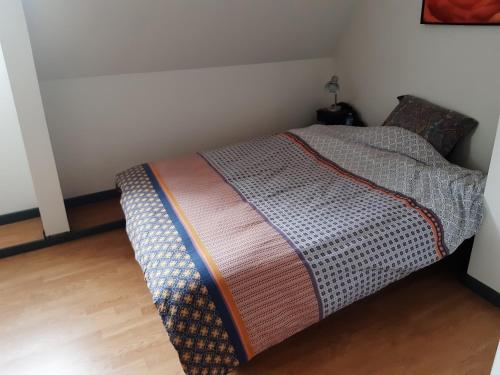 uma cama num pequeno quarto com uma cama sidx sidx em Chambre de la Vigne em Blesmes