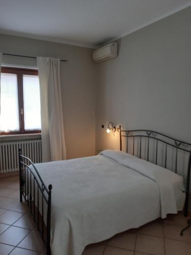 a bedroom with a large white bed in a room at Sweet House Only Rooms in Peschiera del Garda