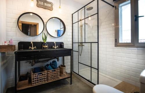 a bathroom with a sink and a glass shower at Ca n'Alorda Holiday Home Cala Llombards piscina, wifi, seguridad y relax in Santanyi