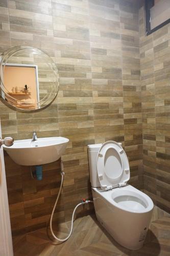 a bathroom with a toilet and a sink at Khoksametchun Hostel in Hat Yai