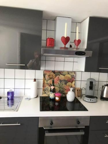 une cuisine avec un comptoir avec une cuisinière et un four dans l'établissement VILLA JULIETTE DANS LA BAIE DU MONT-SAINT-MICHEL, à Saint-Jean-le-Thomas