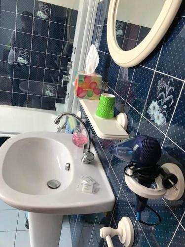 une petite salle de bain avec un lavabo et un miroir dans l'établissement VILLA JULIETTE DANS LA BAIE DU MONT-SAINT-MICHEL, à Saint-Jean-le-Thomas