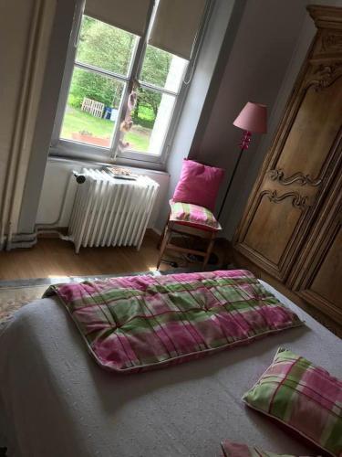 une chambre avec un lit, une chaise et une fenêtre dans l'établissement VILLA JULIETTE DANS LA BAIE DU MONT-SAINT-MICHEL, à Saint-Jean-le-Thomas