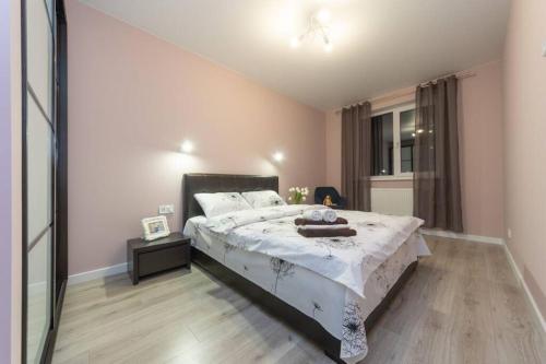 um quarto com uma cama grande e um edredão branco em Чудесная 2 комнатная квартира люкс уровня Теремки em Kiev