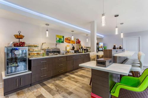 Kuchyň nebo kuchyňský kout v ubytování Quality Inn Murfreesboro-University Area