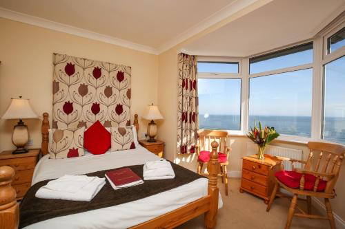 Un pat sau paturi într-o cameră la The Seacliffe - Whitby