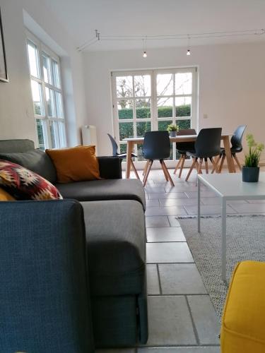 ein Wohnzimmer mit einem Sofa und einem Tisch in der Unterkunft Ferienhaus Bremke am Alfsee in Rieste