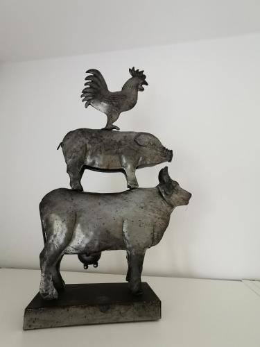 a metal statue of a sheep and a rooster on top at Heeser Hof - Urlaub im Grünen in Weeze