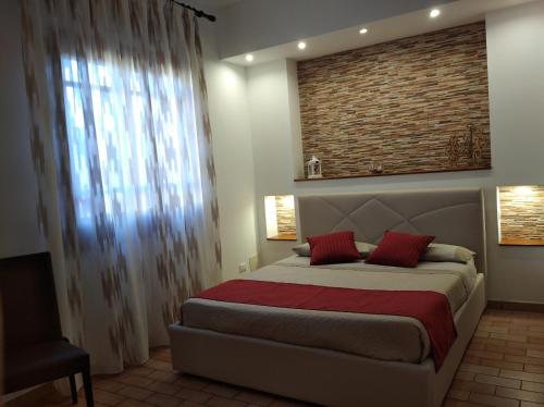 カステッルッツォにあるTerrazza sul Golfo di Castelluzzoのベッドルーム(大型ベッド1台、窓付)