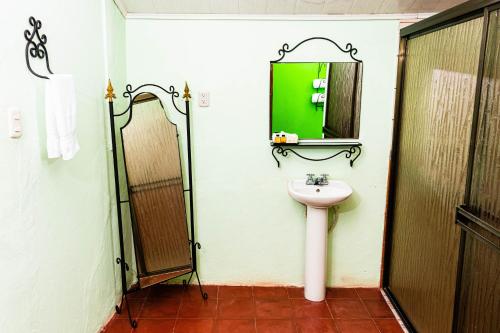 Bilik mandi di Rual's Hotel