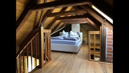 ein Schlafzimmer mit einem Bett im Dachgeschoss in der Unterkunft Ferienhaus in Arendsee mit direkter Seenähe in Arendsee