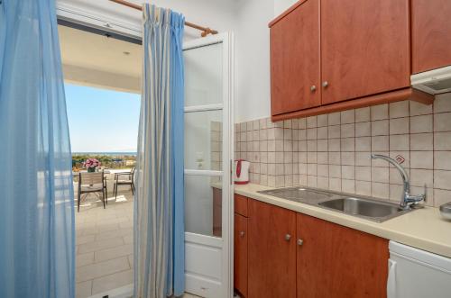 Kjøkken eller kjøkkenkrok på Crystal Naxos 2 Apartments at Mikri Vigla