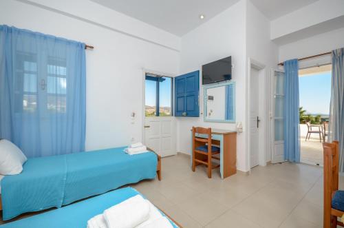 TV a/nebo společenská místnost v ubytování Crystal Naxos 2 Apartments at Mikri Vigla