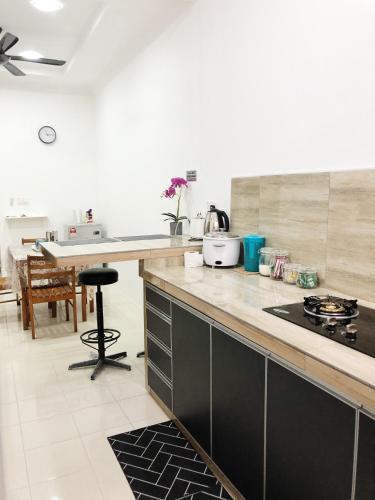 Dapur atau dapur kecil di HnR HOMESTAY PORT DICKSON