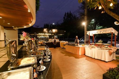 Un restaurante u otro lugar para comer en Methavalai Hotel