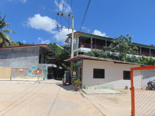 a building with a basketball court in front of it at Araya Boutique Hotel in Thongsala