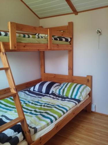Pokój z łóżkiem piętrowym i 2 łóżkami piętrowymi w obiekcie Domki Ostoja w Rewalu