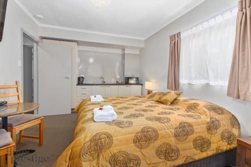 a bedroom with a bed and a desk at Tall Trees Motel Mountain Retreat in Mount Tamborine