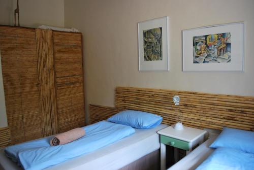 a bedroom with two twin beds and a night stand at Amber Lagoon Backpackers Lodge in Vleirivier