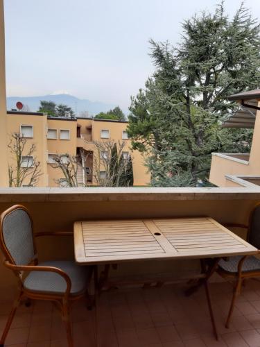 ławka na balkonie z widokiem na budynek w obiekcie Sweet Appartment di Guido w mieście Peschiera del Garda