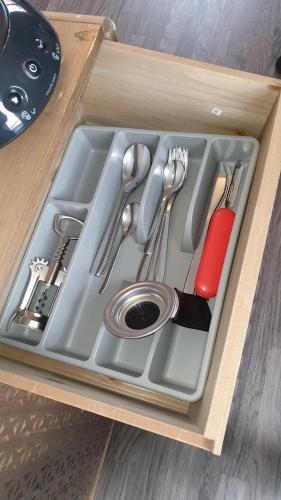 - un plateau rempli d'ustensiles dans un tiroir en bois dans l'établissement Linotin centre ville Compiègne, à Compiègne