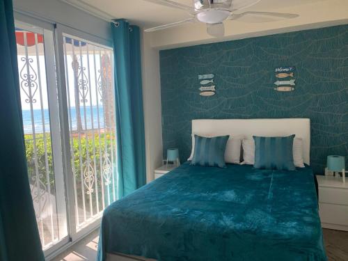 a bedroom with a bed and a large window at Bello Horizonte Frontbeach in Salou