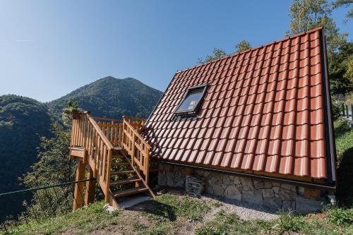 ein Haus mit einer Treppe und einem Dach in der Unterkunft Glamping Tinka in Tolmin