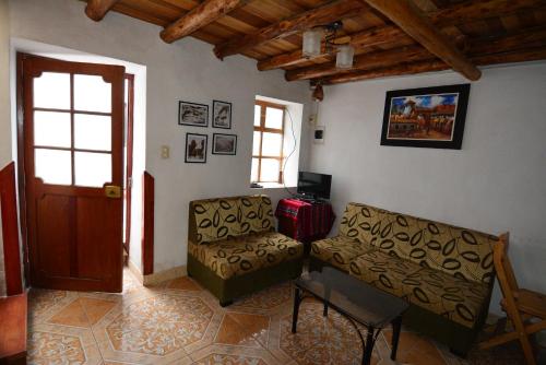 sala de estar con sofá y silla en Cusco Centro Histórico Dept. Ruth, en Cusco