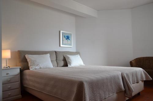 1 dormitorio con 1 cama y mesita de noche con colcha en Algardia Marina Parque by Garvetur, en Vilamoura