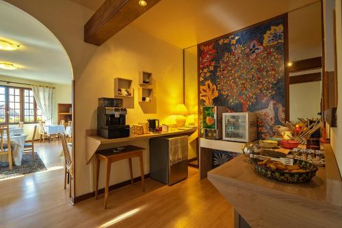 una sala de estar con una gran pintura en la pared en Hostellerie La Terrasse, en Lacapelle-Marival
