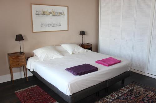カンヌにあるLe Pavillon113のベッドルーム1室(紫色のタオル2枚付)