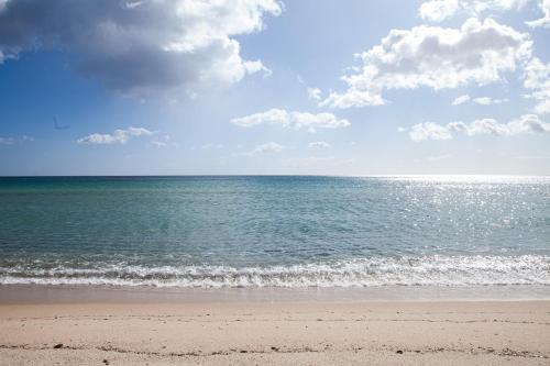 a view of the ocean from the beach at DomoMea - Villetta Poseidone in Costa Rei