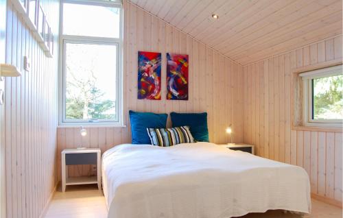 Katil atau katil-katil dalam bilik di Villa Mormor