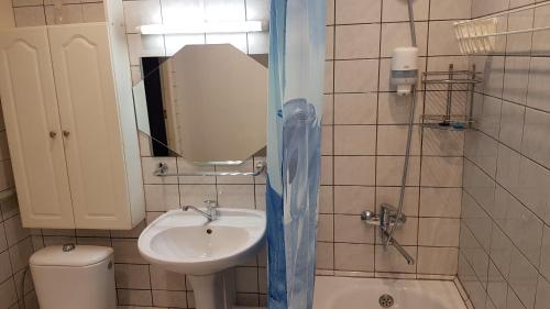 bagno con lavandino, servizi igienici e specchio di Apartment 9 floor a Narva
