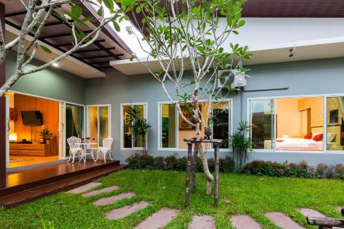 Κήπος έξω από το Irawan House