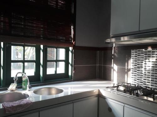Η κουζίνα ή μικρή κουζίνα στο Old Klang Road Homestay Dungun