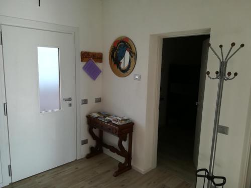 Habitación con puerta, mesa y espejo en Casa Viola, en SantʼAntonio Tortal