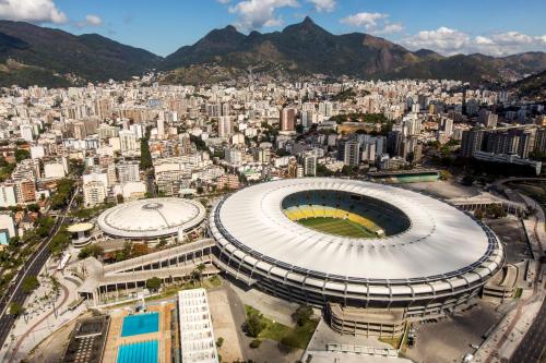 una vista aérea de un estadio de fútbol en una ciudad en Hostel Varandas do Maracanã en Río de Janeiro