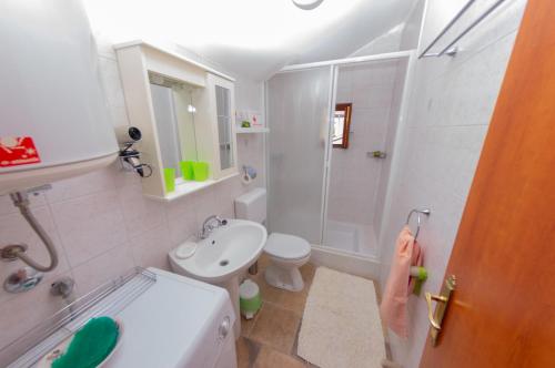 y baño con lavabo, aseo y ducha. en Kuca Kata - Property Nono en Veprinac